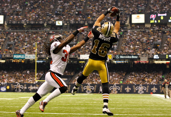 NEW ORLEANS, LA - NOVEMBER 06:  Lance Moore #16 of the New Orleans Saints pulls in this touchdown reception against E.J. Biggers #31 of the Tampa Bay Buccaneers at Mercedes-Benz Superdome on November 6, 2011 in New Orleans, Louisiana.  (Photo by Kevin C. Cox/Getty Images)