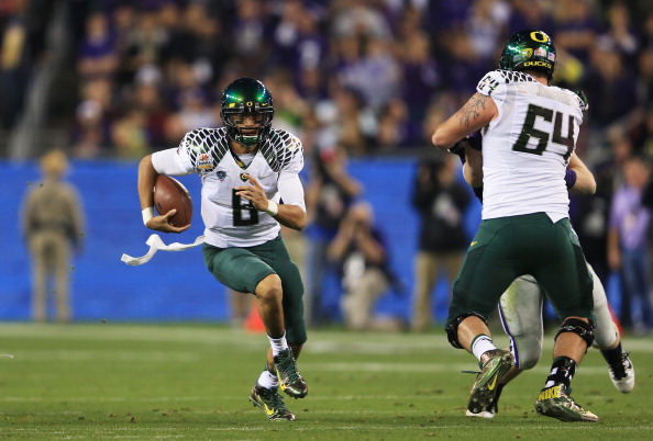 GLENDALE, AZ - JANUARY 03:  Marcus Mariota #8 of the Oregon Ducks carries the ball against the Kansas State Wildcats during the Tostitos Fiesta Bowl at University of Phoenix Stadium on January 3, 2013 in Glendale, Arizona.  (Photo by Doug Pensinger/Getty Images) 