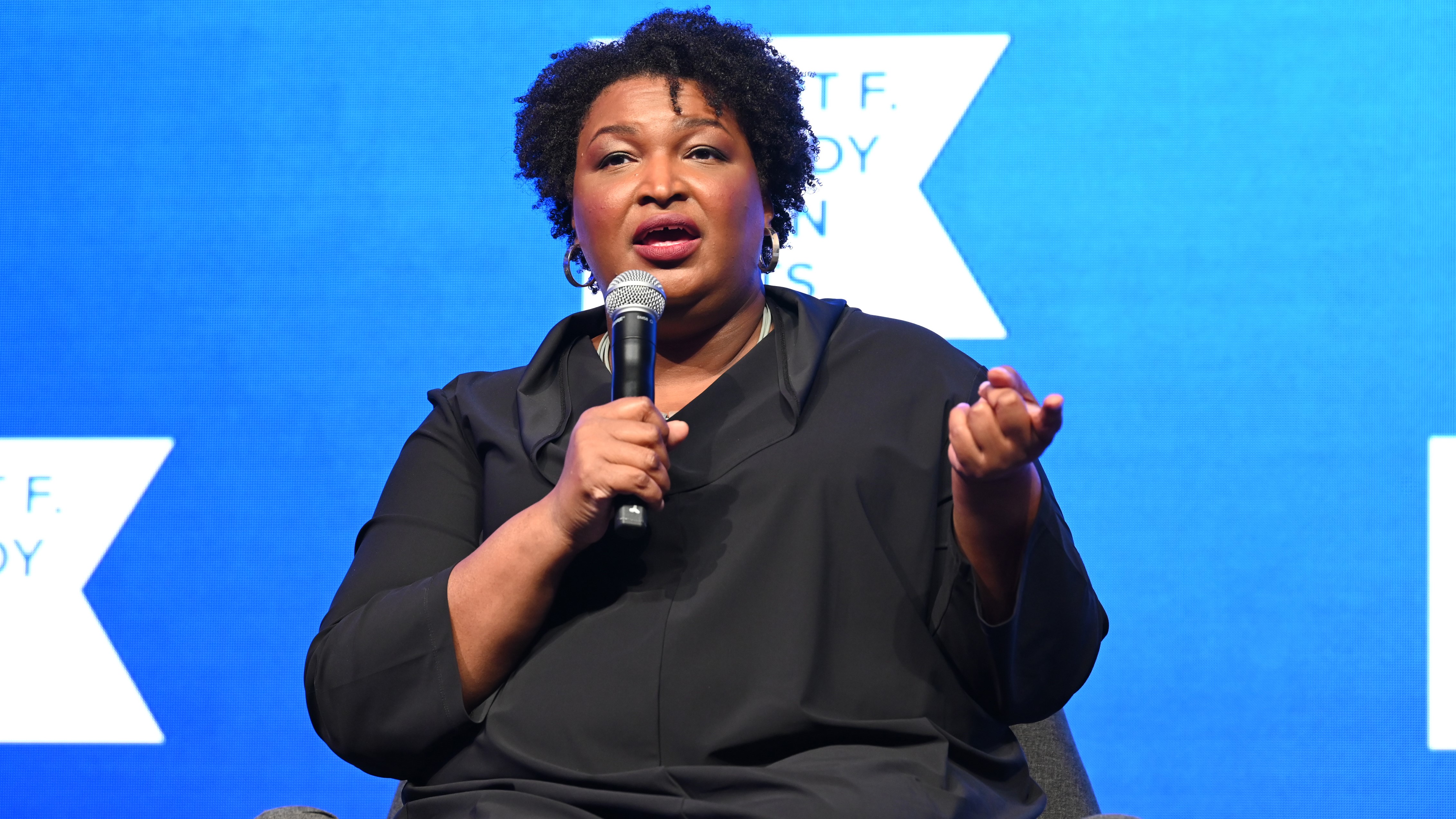 Stacey Abrams criticized after posing maskless surrounded by masked children – CBS Tampa